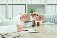 Foto: Arzt nimmt die E-Card an